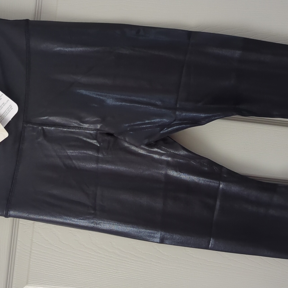 Fabletics Define PowerHold High-Waisted 7/8 Foil Legging- Short- L - Picture 4 of 16